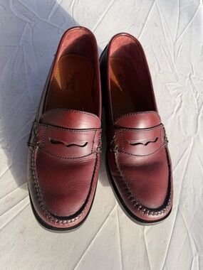Women’s Bass Weejuns Burgundy Leather Penny Loafers size 8.5 W like new!